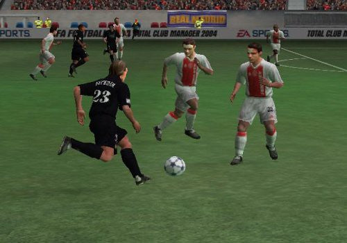 Drei Fussballspieler in verschiedenen Trikots kämpfen auf dem Rasen um den Ball.
