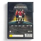 Die Rückseite von FIFA Total Football 2 zeigt drei Fussballspieler und japanischen Text.