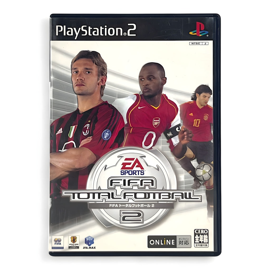 Das Cover von FIFA Total Football 2 für PS2 zeigt drei Fussballspieler in Trikots vor einem hellen Hintergrund.