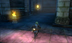 Eine Figur läuft in Fire Emblem Echoes: Shadows of Valentia durch einen dunklen Dungeon mit Fackeln.