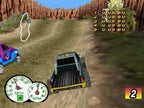 Ein grüner Ford Truck fährt in einem Offroad-Rennen bergauf, mit einem blauen Truck links daneben.