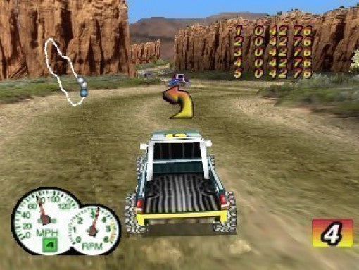 Ein grüner Ford Truck fährt in einem Offroad-Rennen, ein gelber Pfeil zeigt die Richtung an.
