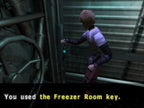 Ein Charakter mit blonden Haaren und lila-weißem Oberteil bedient eine Tür, darunter steht: „You used the Freezer Room key.