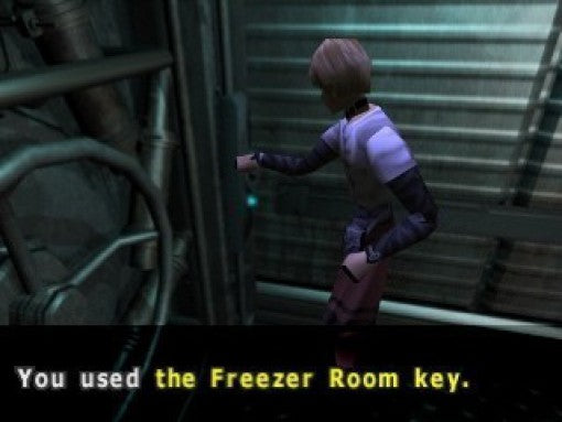 Ein Charakter mit blonden Haaren und lila-weißem Oberteil bedient eine Tür, darunter steht: „You used the Freezer Room key.