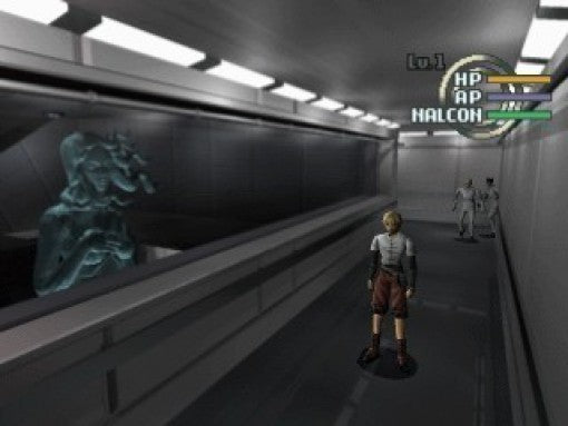 Der blonde Protagonist steht in einem Gang mit einer blauen Statue und zwei Gegnern im Hintergrund.