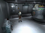 Der blonde Protagonist steht in einem Raum mit verschiedenen Maschinen und Apparaturen.
