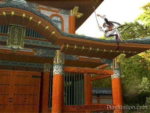 Eine Spielfigur springt mit einem Seil von einem Dach eines traditionellen japanischen Gebäudes.