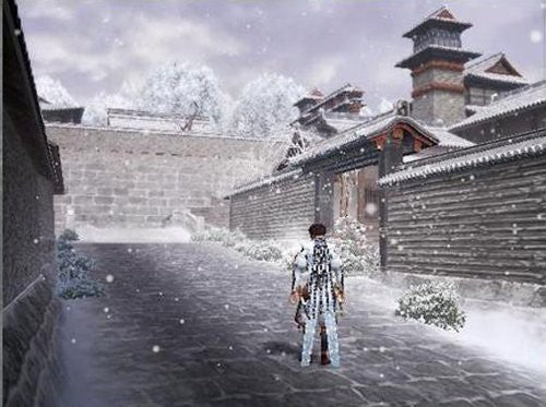 Eine Spielfigur steht in einem verschneiten Dorf mit traditionellen japanischen Gebäuden.