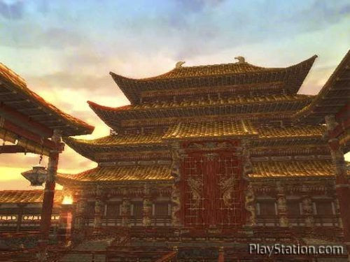 Ein großer, traditioneller japanischer Tempel mit mehreren Dächern ist im Sonnenuntergang zu sehen.