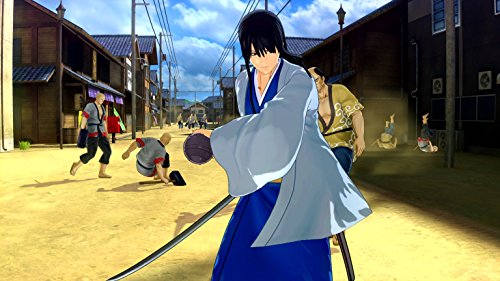 Ein weiterer Charakter steht in Gintama Ranbu AV Edition auf einer Straße, im Hintergrund weitere Personen.