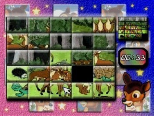Ein Bildschirm aus dem Puzzlespiel zeigt viele kleine Teile, die eine Waldszene mit Rehen und anderen Tieren bilden.