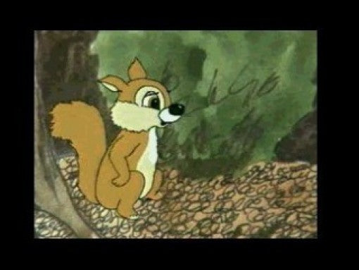 Eine Zeichentrickszene zeigt ein braunes Eichhörnchen, das auf den Hinterbeinen steht und in einen Wald blickt.