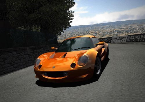 Ein orangefarbener Sportwagen fährt auf einer kurvigen Bergstraße entlang, im Hintergrund ist eine weite Landschaft zu sehen.