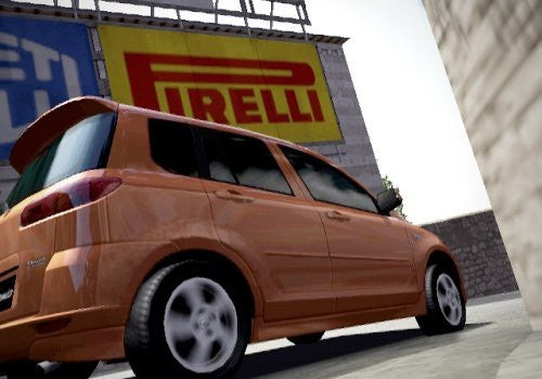 Ein oranger Kombi fährt an einer Mauer vorbei, im Hintergrund ist eine grosse Pirelli-Werbung.