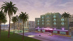 Eine Stadtansicht mit Palmen, einem Hotel namens Ocean View und einer Straße mit Autos bei Sonnenuntergang.