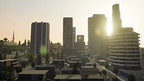 Eine Stadtansicht mit Hochhäusern und dem Schriftzug Vinewood im Hintergrund bei Sonnenuntergang.