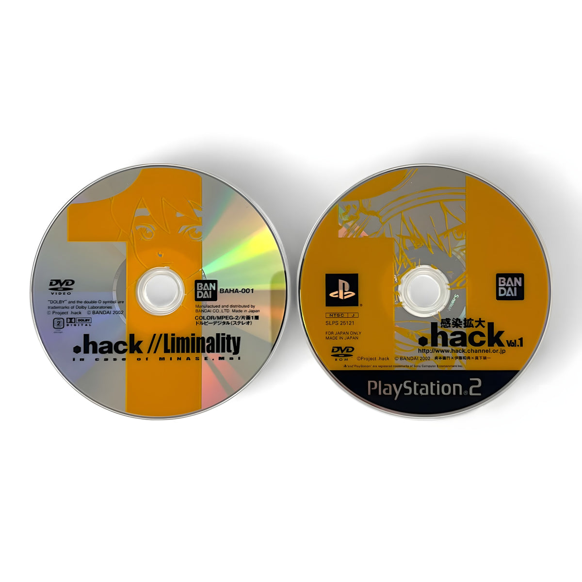 Zwei goldene Datenträger von.hack // Kansen Kakudai Vol.1 für die PS2 liegen auf weißem Grund.