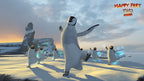 Ein Pinguin tanzt im Vordergrund, während weitere Pinguine in Happy Feet 2 im Hintergrund zu sehen sind.