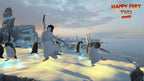 In Happy Feet 2 tanzen Pinguine am Rand einer Eisscholle, mit dem Meer im Hintergrund.