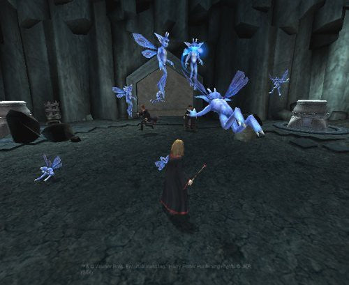 Eine Spielfigur kämpft gegen mehrere blaue, fliegende Wichtel in einer Höhle.