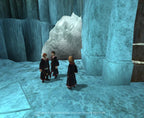 Harry, Ron und Hermine stehen in einer eisigen Höhlenlandschaft und unterhalten sich.