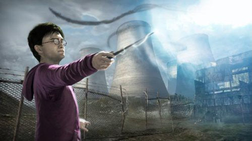 Harry Potter zaubert mit seinem Zauberstab vor einer postapokalyptischen Landschaft mit Kühltürmen.