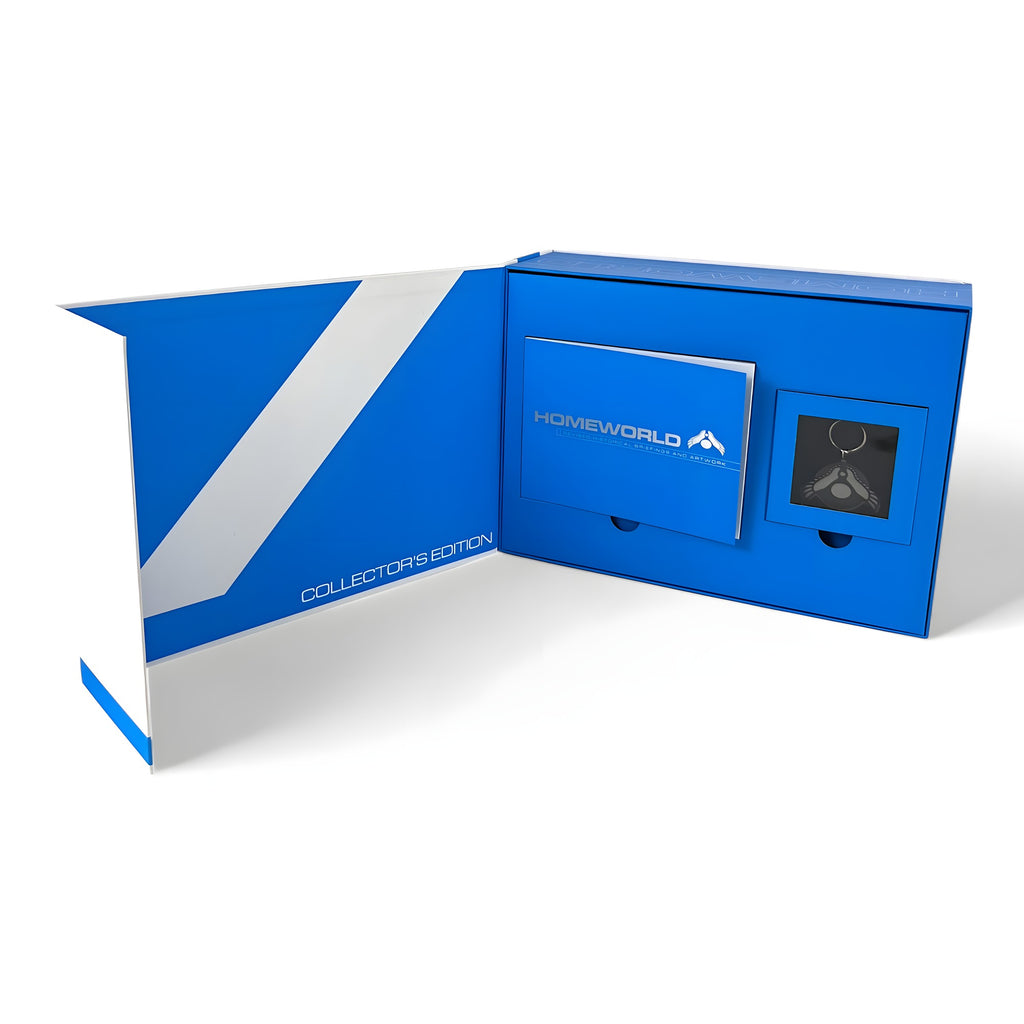 Die geöffnete Homeworld Remastered Collector's Edition für PC zeigt ein Handbuch und einen Schlüsselanhänger.