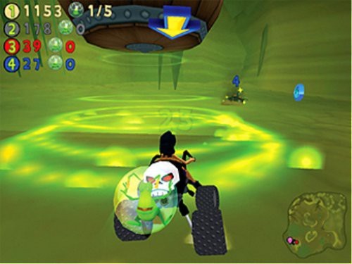 Ein Rennfahrer auf einem Totenkopf-Kart fährt durch grünen Nebel in einer dunklen Umgebung.