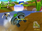 Eine Spielfigur in einem Käfer-Kart vollführt einen Stunt nahe eines Wasserfalls auf einer Rennstrecke.