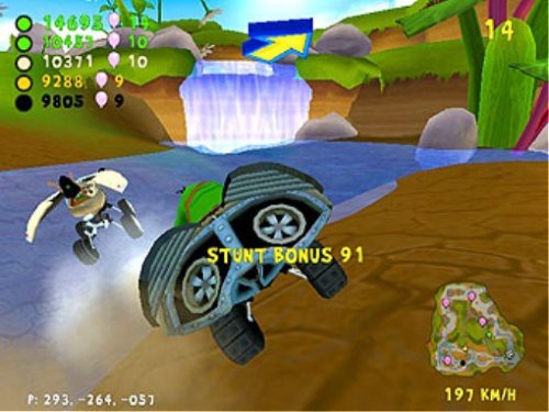Eine Spielfigur in einem Käfer-Kart vollführt einen Stunt nahe eines Wasserfalls auf einer Rennstrecke.