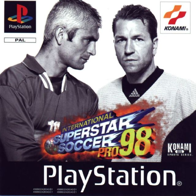 Das Cover von International Superstar Soccer Pro 98 für PS1 zeigt zwei Fußballspieler und das Konami-Logo.