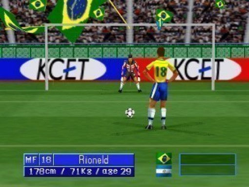 Ein brasilianischer Spieler schießt einen Elfmeter in International Superstar Soccer Pro 98.