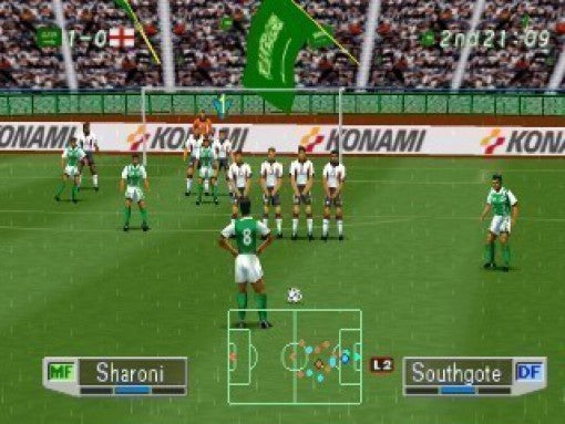 Ein Freistoss wird in International Superstar Soccer Pro 98 im vollen Stadion ausgeführt.