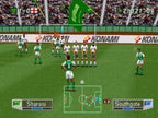 Ein Freistoss wird in International Superstar Soccer Pro 98 im vollen Stadion ausgeführt.