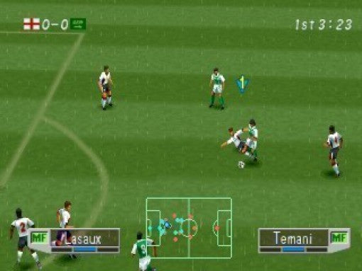 In International Superstar Soccer Pro 98 kämpfen zwei Fussballspieler um den Ball auf dem Rasen.