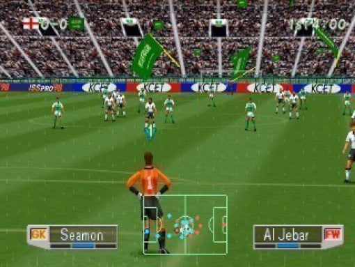 International Superstar Soccer Pro 98 zeigt eine Spielszene mit Torwart und vollem Stadion.