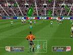 International Superstar Soccer Pro 98 zeigt eine Spielszene mit Torwart und vollem Stadion.