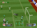 Ein Spieler fällt in International Superstar Soccer Pro 98 vor dem Tor auf den Rasen.