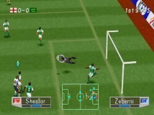 Ein Spieler fällt in International Superstar Soccer Pro 98 vor dem Tor auf den Rasen.