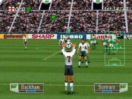 Ein Spieler mit der Nummer 7 macht einen Einwurf in International Superstar Soccer Pro 98.