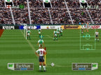 Ein Spieler bereitet einen Eckball in International Superstar Soccer Pro 98 vor.