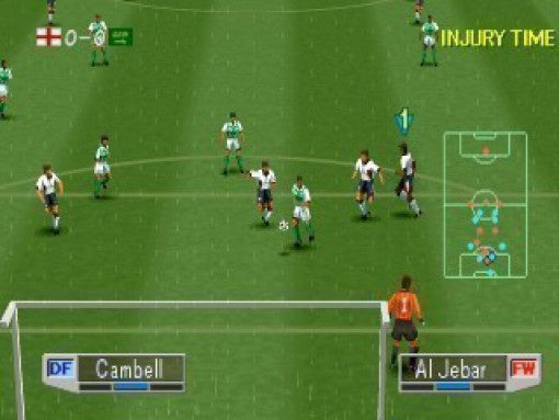 International Superstar Soccer Pro 98 zeigt eine Spielszene mit mehreren Spielern auf dem Fussballfeld.