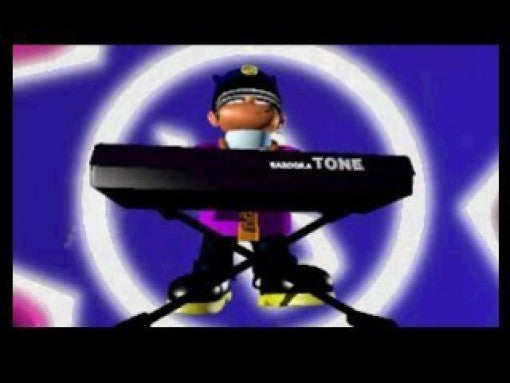 Der Hauptcharakter Johnny Bazookatone steht vor einem blauen Hintergrund und spielt ein schwarzes Keyboard.