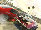 Ein roter Sportwagen und ein klassischer Muscle-Car kollidieren oder driften eng auf einer Rennstrecke mit Zuschauern.