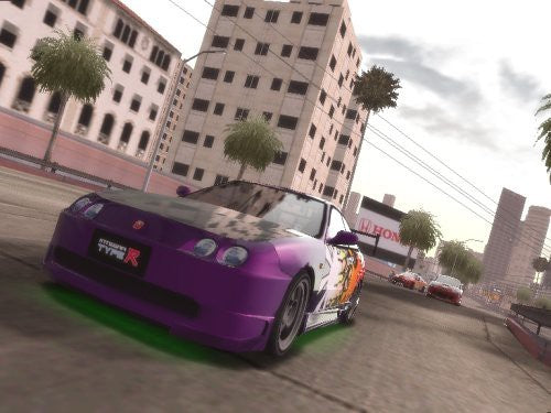 Ein lila getunter Sportwagen fährt auf einer breiten Stadtstraße, im Hintergrund sind hohe Gebäude zu sehen.