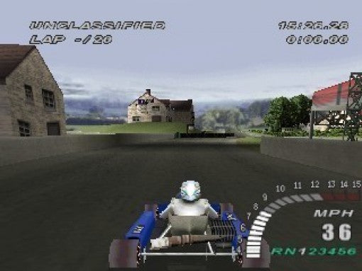 Ein Go-Kart fährt auf einer Rennstrecke durch ein Dorf, mit Häusern im Hintergrund und einem Tachometer.