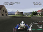 Ein Go-Kart fährt auf einer Rennstrecke durch ein Dorf, mit Häusern im Hintergrund und einem Tachometer.