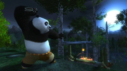 Der Panda Po steht in Kampfpose in einem Wald bei Nacht, der Mond scheint hell am Himmel.
