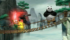 Po steht in Kung Fu Panda: Showdown der Legenden auf einer Seilbrücke und beobachtet einen Kampf.