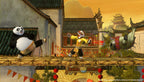 In Kung Fu Panda: Showdown der Legenden kämpfen Po und Tigress auf einer Brücke vor einer Stadtkulisse.
